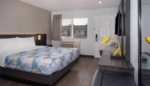 Deluxe Room, 1 Queen Bed, Accessible, Non Smoking