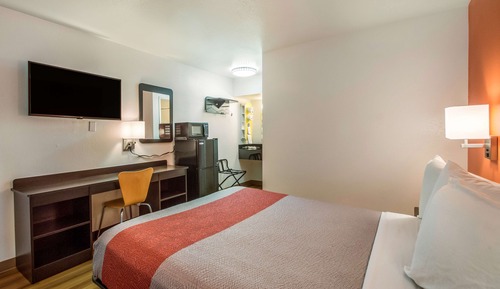 Deluxe Room, 1 Queen Bed, Smoking, Refrigerator & Microwave