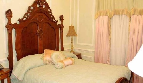 Gold Finch Room