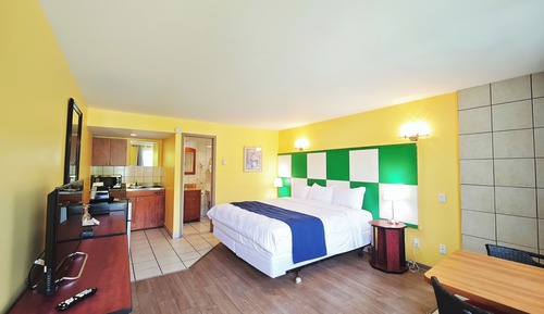 Comfort Room, 1 King Bed, Kitchenette, Ground Floor