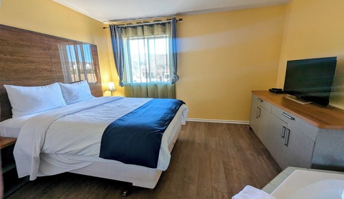 Comfort Suite, 1 Queen Bed, Non Smoking, Jetted Tub
