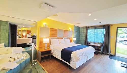Deluxe Room, 1 King Bed, Jetted Tub, Ground Floor