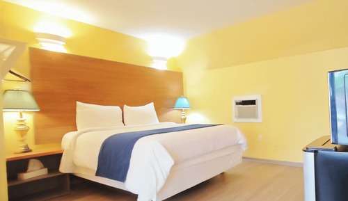 Comfort Room, 1 Queen Bed, Non Smoking, Kitchenette