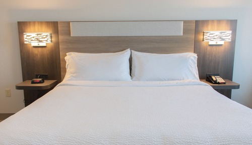 Standard Room, 1 King Bed, Accessible (Communication, Roll-In Shower)
