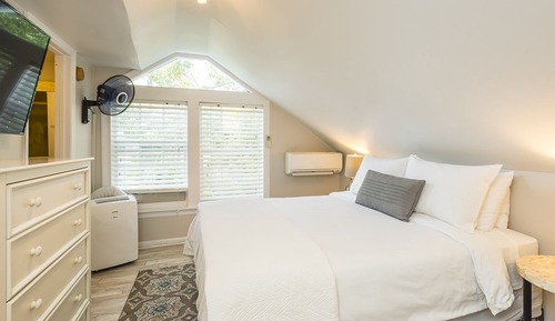 Standard Room, 1 Queen Bed