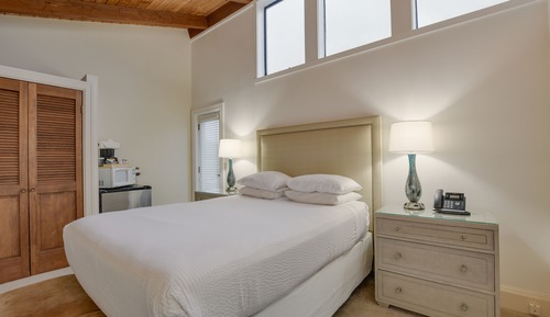 Flagship Queen Guest Room - Narrow Ocean View