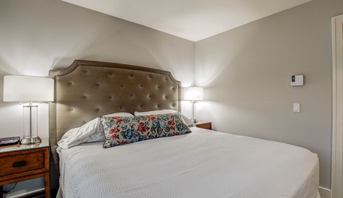 White Heron Victorian - Oceanfront - 1 Bedroom King Suite - Located 3 blocks from Hotel Property