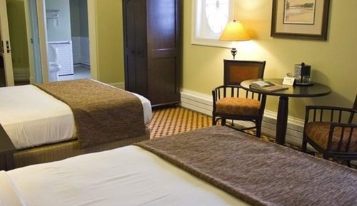 Deluxe Hotel Room 2 Queen