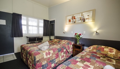  Standard Queen or Twin Share (1 Queen and 1 Single Bed)