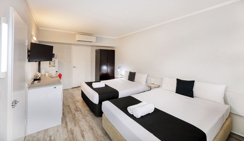 Basic Quadruple Room, 2 Queen Beds