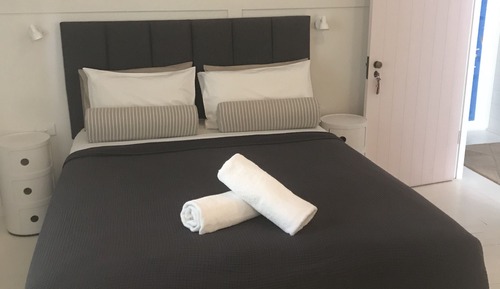 Queen Room with Private External Bathroom