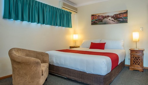 Deluxe King Suite with Kitchen