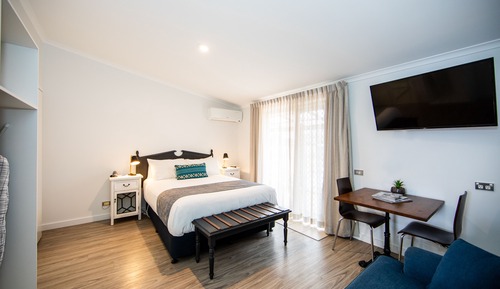 Deluxe Room, 1 Queen Bed, Kitchenette, Poolside