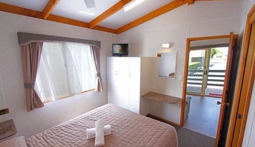 Queen Cabin