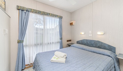 Deluxe Cabin - Linen only on queen bed