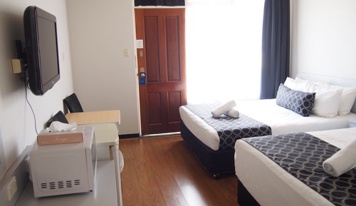King + 2 Single Beds	