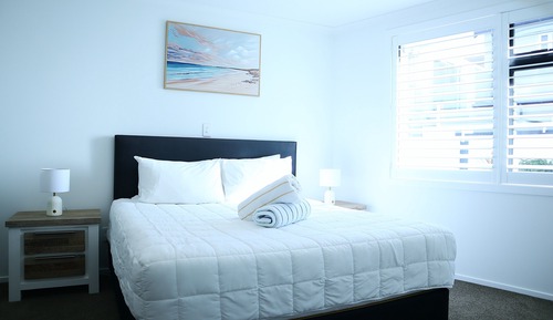 Beachfront 1 Bedroom Apartment, Poolside 
