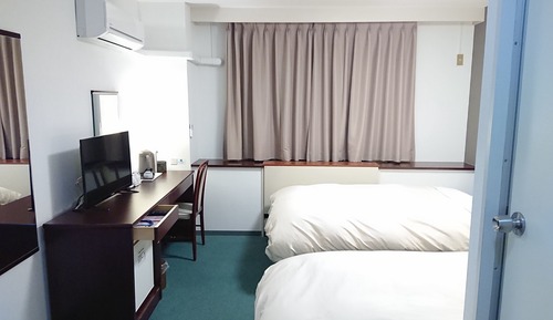 Twin Room, Smoking