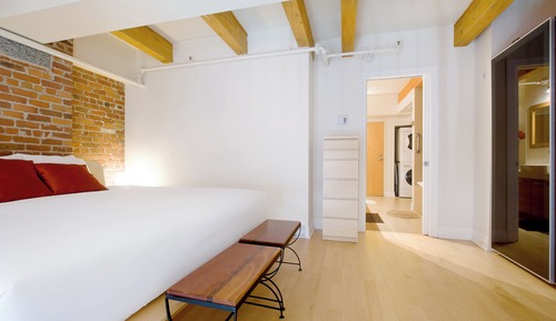 Loft , 1 King Bed, view St-Jean Street (201)