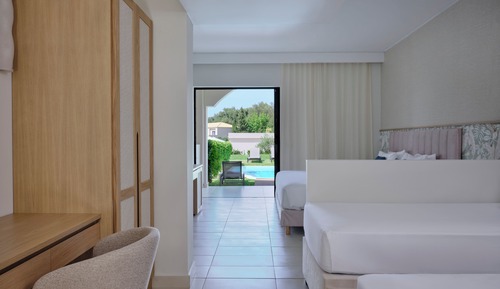 Family Room Private Pool Garden View