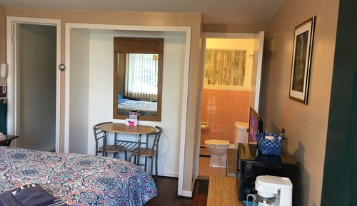 Standard Room, 1 Queen Bed, Refrigerator & Microwave, Lake View