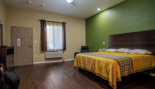Deluxe Suite, 1 King Bed, Non Smoking, Kitchenette