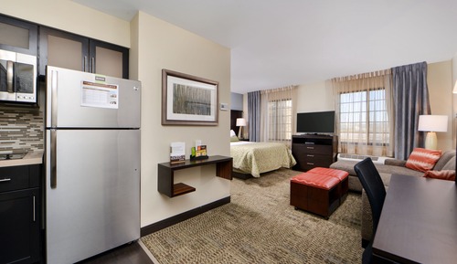 Studio Suite, 1 Queen Bed, Kitchen