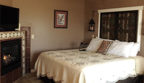 Deluxe Room, 1 King Bed, Jetted Tub, Canal View