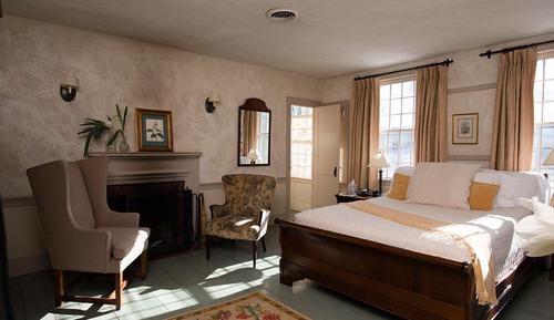 Thayer House, Room 204, 1 Queen Bed