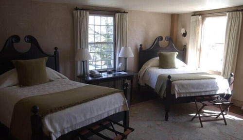 Thayer House, Room 202, Two Double beds, Jetted tub