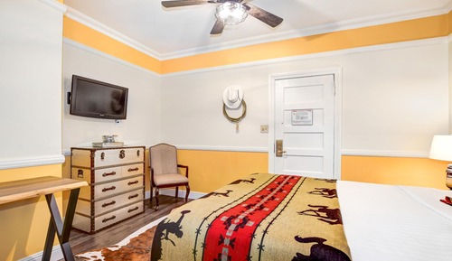 Standard Room, 1 King Bed, Non Smoking (Larger Room)