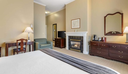 Superior 2 Queen Suite