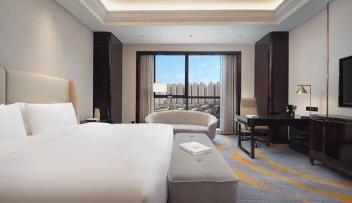 Crown Deluxe King Room