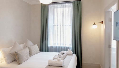 Junior Room, 1 Queen Bed