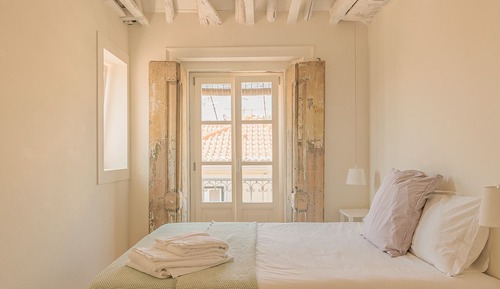 Lisbon is Light Apartment (5A)