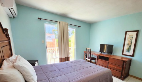 Deluxe Room, 1 King Bed, Balcony, Partial Ocean View