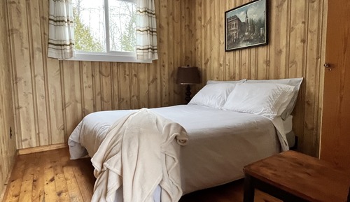 Cottage 5 Waterfront with Wi Fi with TV