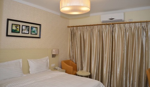 Single King Size bed room