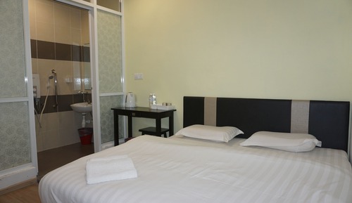 Deluxe Room, 1 Queen Bed, No Windows