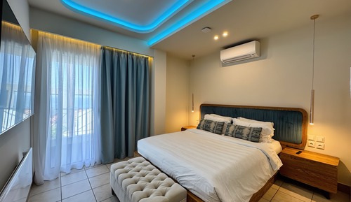Etherial Suite with Indoor & Outdoor Jetted Tub