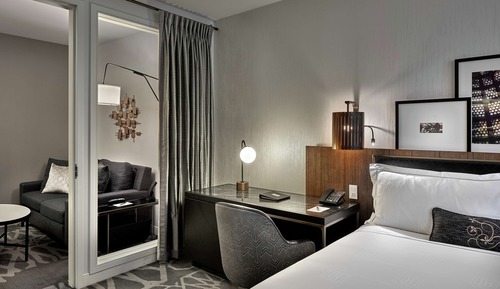 Suite, 1 King Bed, Accessible