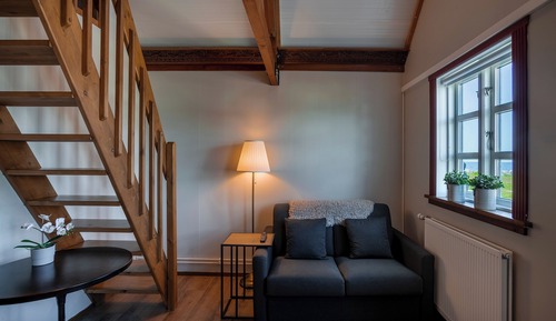 Family Room with Private Hot Tub and Sauna - Self Check-in