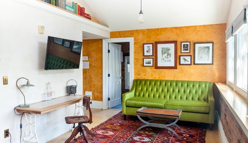 303 - Crown Suite