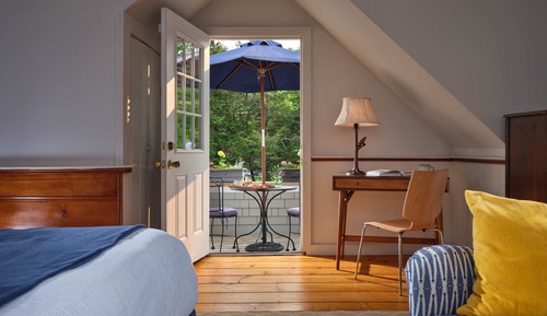 Panoramic Studio 1 Queen Bed Balcony Garden View (Not Pet Friendly)