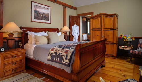 Queen Room with Jetted Tub and Fireplace 