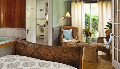 Queen Room with Jetted Tub 
