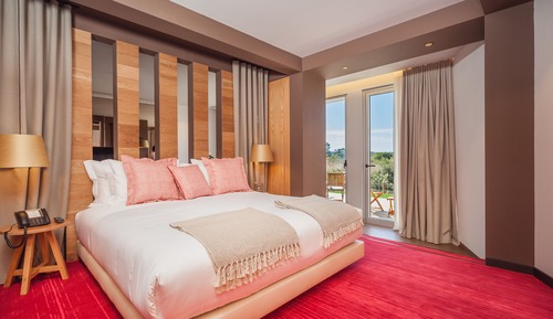 Deluxe Suite, 1 Queen Bed, Balcony, Executive Level