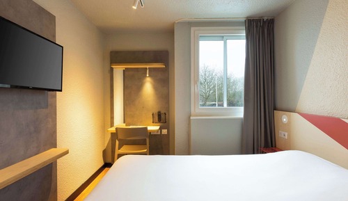 Triple Room with a double bed and a Murphy bed
