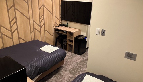 Twin Room, Smoking