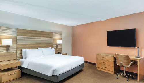 Suite, 1 King Bed, Accessible (Courtyard Access)